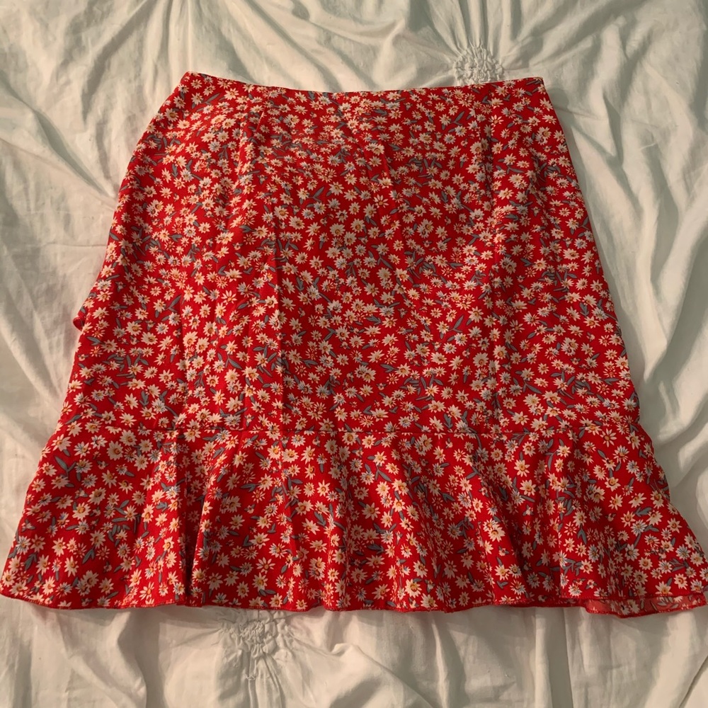 Red floral scrunch skirt! NWOT - Picture 3 of 4